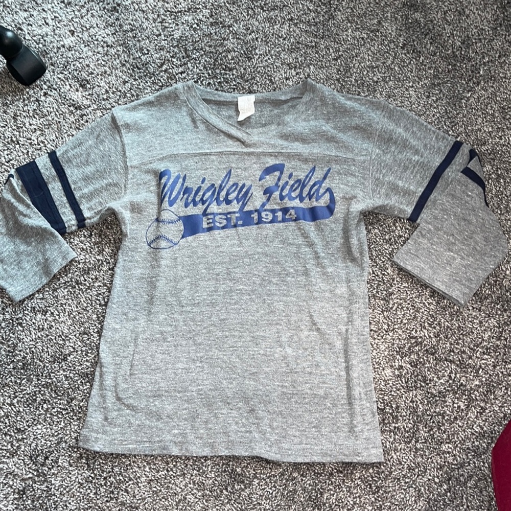 Wrigley Field Chicago Cubs MLB 3 quarter sleeve v neck tee size medium